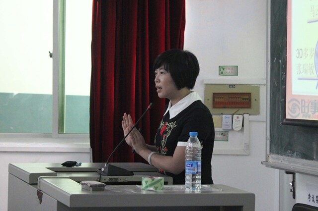 文学院团委书记肖景川老师正在授课